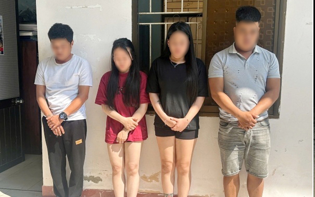 Tạm giữ 4 đối tượng biến ô tô thành "phòng bay" trên đèo vắng