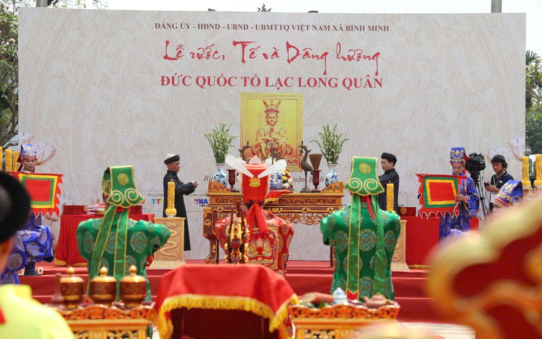 Hàng nghìn người dự lễ rước, dâng hương Đức Quốc Tổ Lạc Long Quân, lan tỏa giá trị gia đình Việt