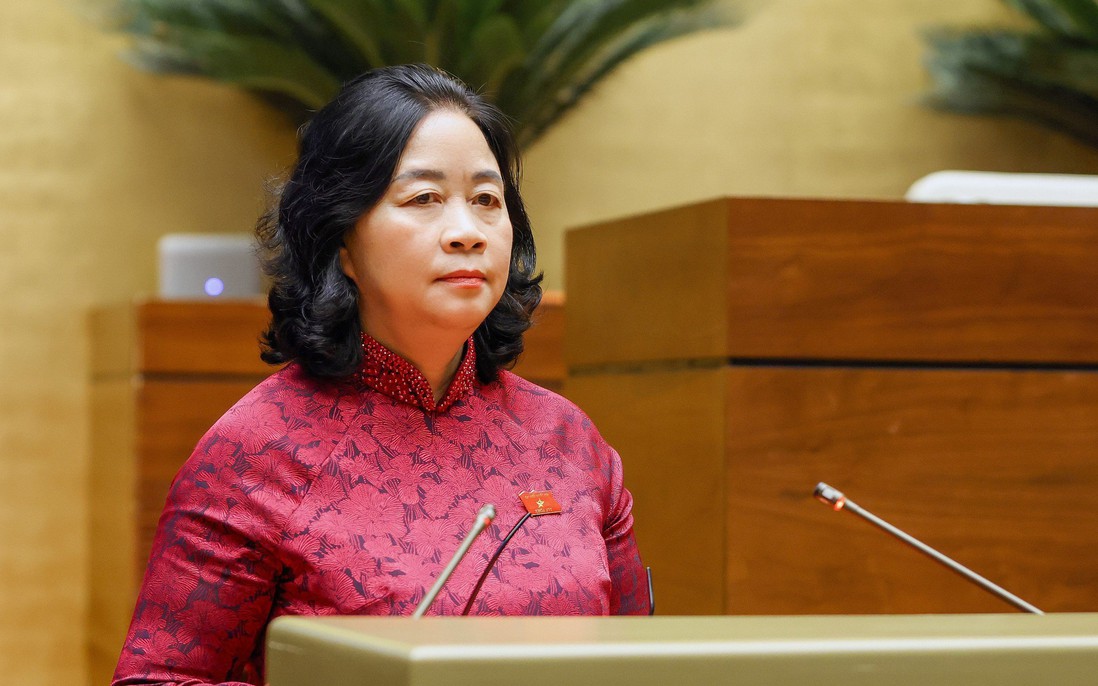 Chủ tịch UBTƯ MTTQ Việt Nam Bùi Thị Minh Hoài trình bày báo cáo tổng hợp kiến nghị cử tri và Nhân dân gửi tới Quốc hội khóa XVI