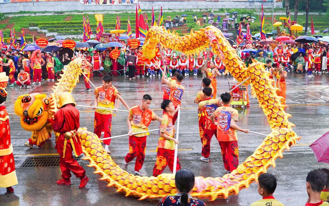 Tưng bừng lễ rước kiệu, biểu diễn múa Lân Sư Rồng mừng Giỗ Tổ Hùng Vương