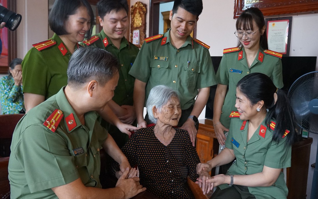 Công an tỉnh Quảng Ninh tri ân Mẹ Việt Nam Anh hùng 103 tuổi