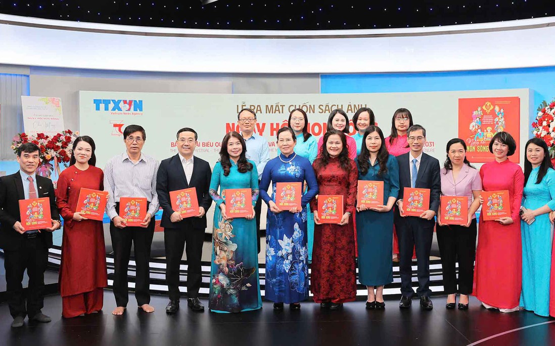 Chủ tịch Hội LHPN Việt Nam Lê Thị Thủy dự lễ ra mắt cuốn sách ảnh "Ngày hội non sông"