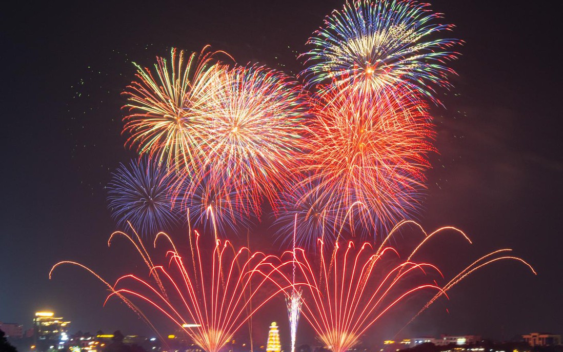 Pháo hoa rực sáng trước ngày Giỗ Tổ Hùng Vương 2026