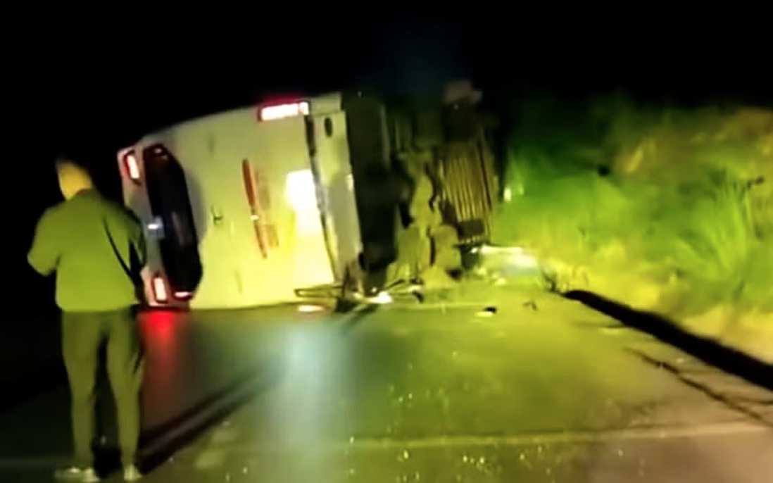 Xe khách lật trên đèo dốc Lào Cai, 2 người bị thương