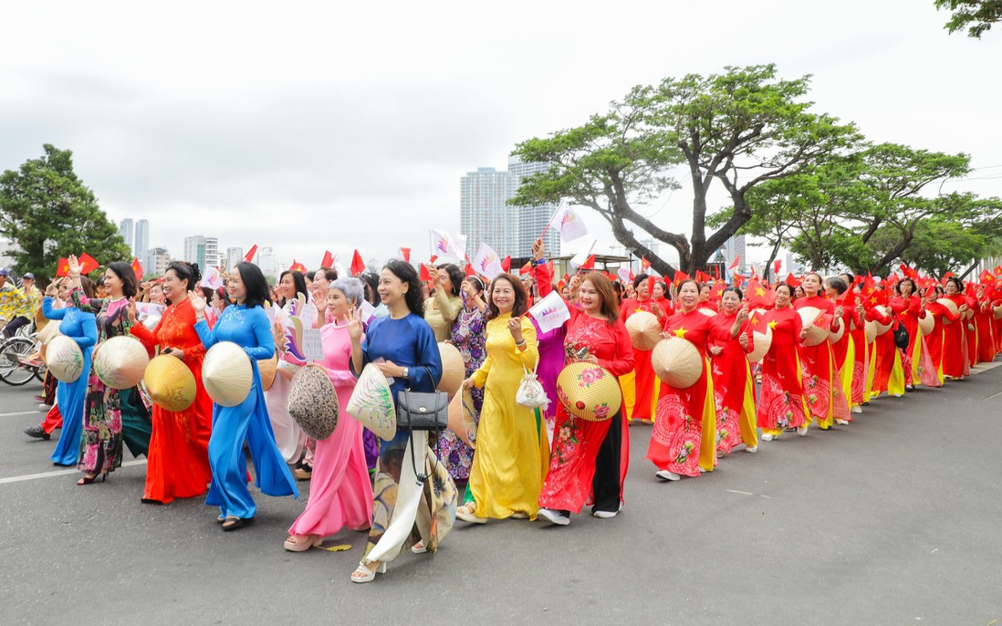Hơn 1.000 phụ nữ Đà Nẵng diễu hành áo dài bên sông Hàn