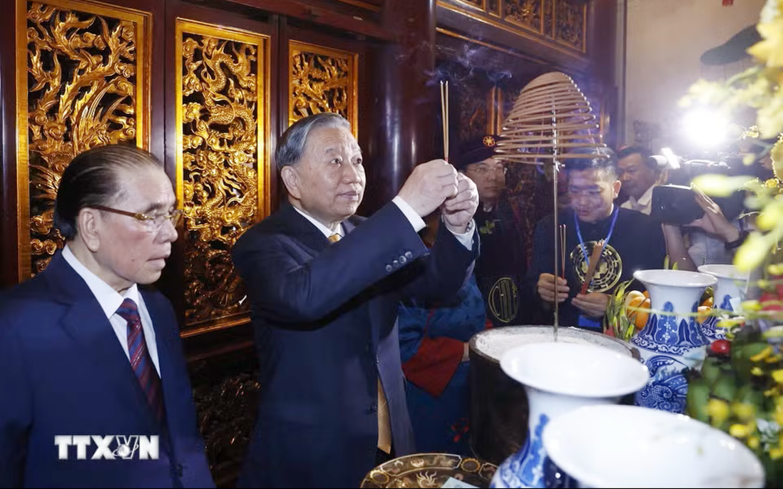 Tổng Bí thư, Chủ tịch nước Tô Lâm dâng hương tưởng niệm các Vua Hùng tại Phú Thọ