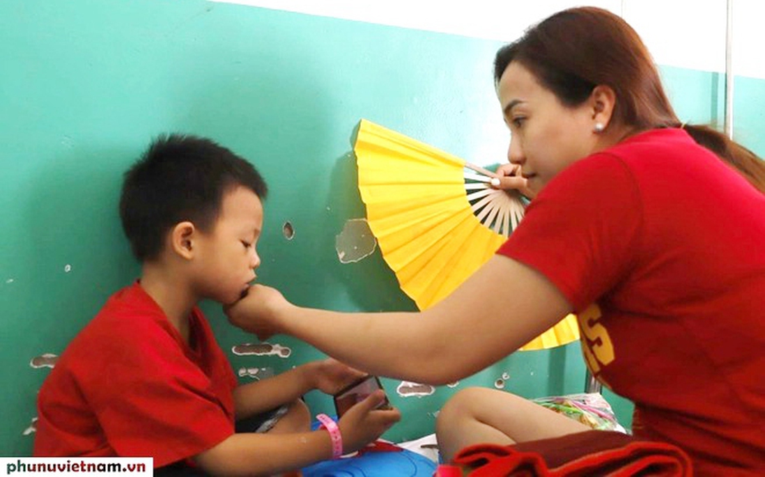 Mẹ trắng đêm chăm con mắc tay chân miệng