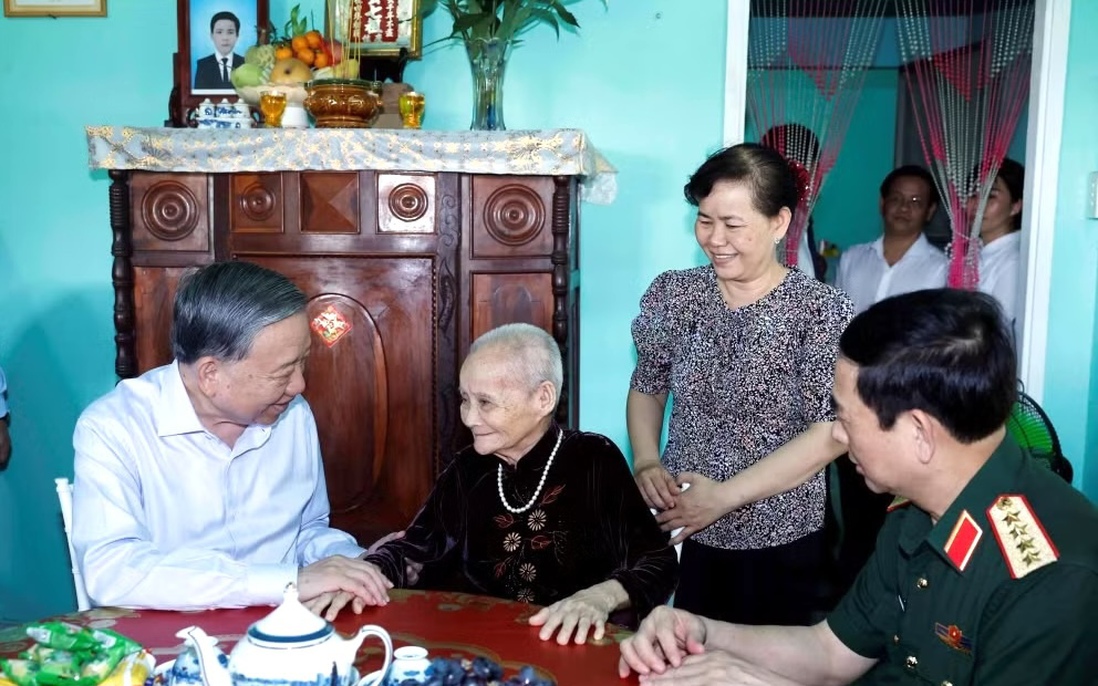 Tổng Bí thư, Chủ tịch nước Tô Lâm thăm Mẹ Việt Nam Anh hùng, dâng hương tưởng niệm anh hùng liệt sỹ