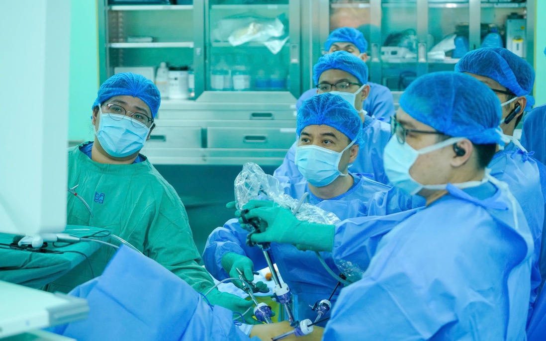 Phẫu thuật thành công cho doanh nhân nước ngoài bị ung thư đại tràng biến chứng tắc ruột