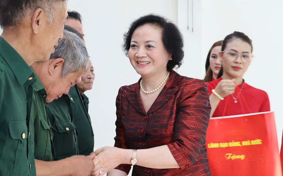 Phó Thủ tướng Phạm Thị Thanh Trà thăm, tặng quà gia đình chính sách, công nhân và hộ nghèo tại Lào Cai