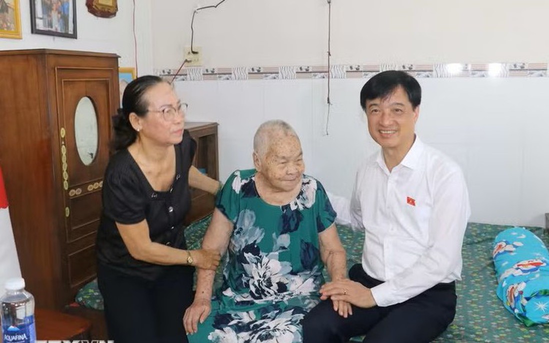 Trưởng ban Tổ chức Trung ương thăm, tặng quà tại thành phố Cần Thơ