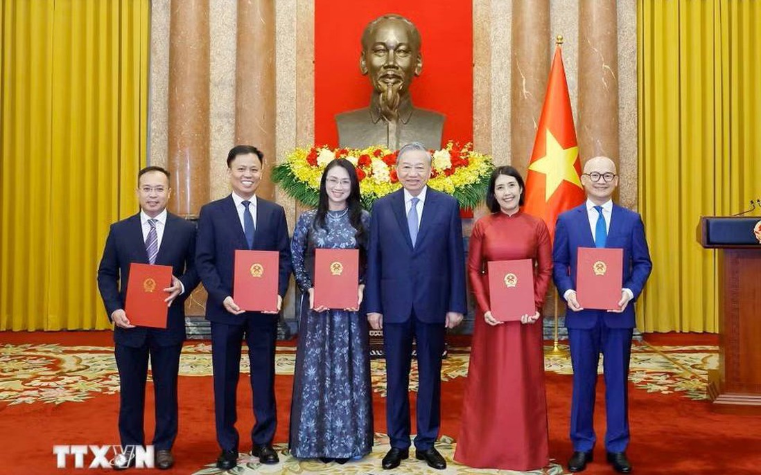 Tổng Bí thư, Chủ tịch nước Tô Lâm trao quyết định bổ nhiệm 5 Đại sứ Việt Nam tại nước ngoài