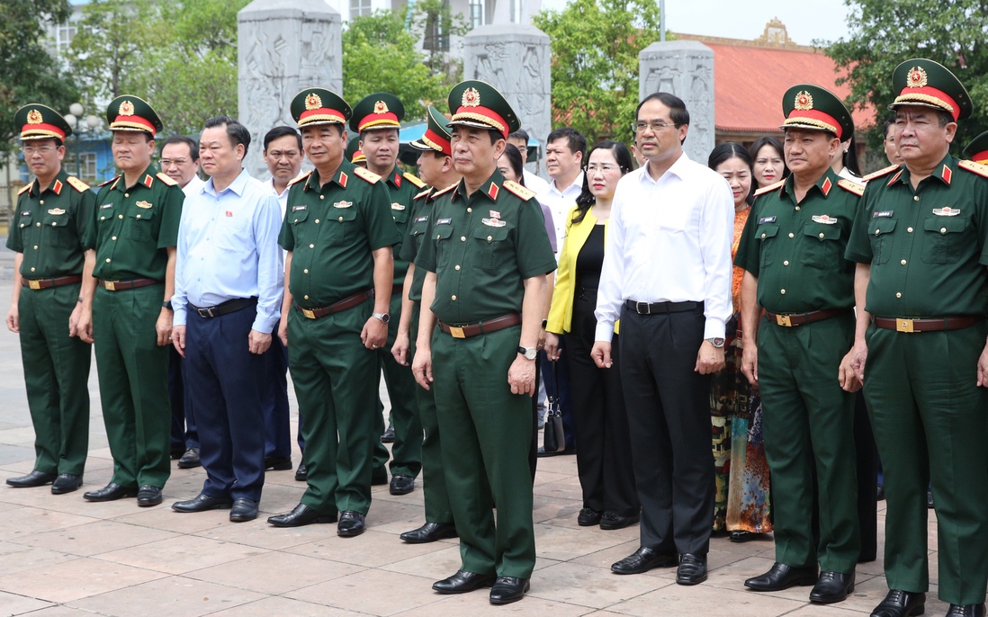 Phó Thủ tướng, Bộ trưởng Bộ Quốc phòng Phan Văn Giang dâng hương tưởng niệm các Anh hùng liệt sĩ tại Thái Nguyên