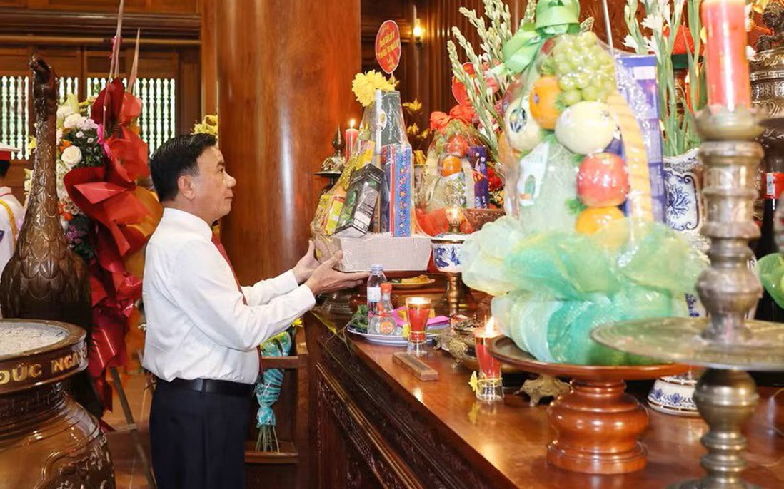 Thường trực Ban Bí thư dâng hương tưởng niệm Chủ tịch Hồ Chí Minh tại Nghệ An