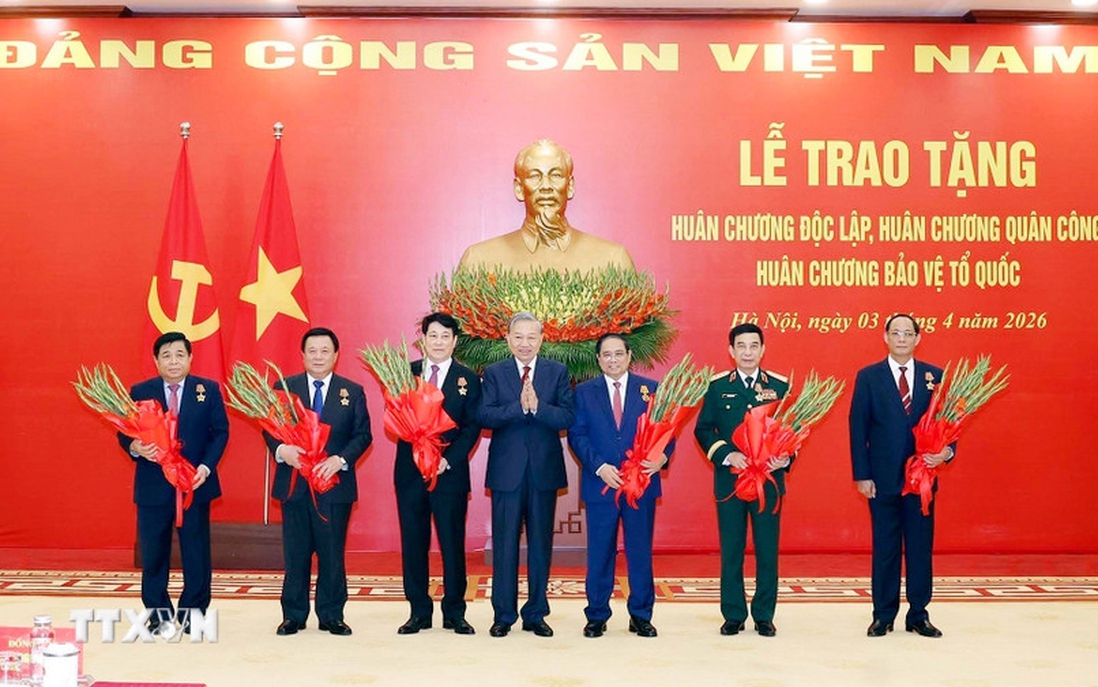 Trao tặng Huân chương cao quý cho các lãnh đạo Đảng, Nhà nước và cán bộ cấp cao