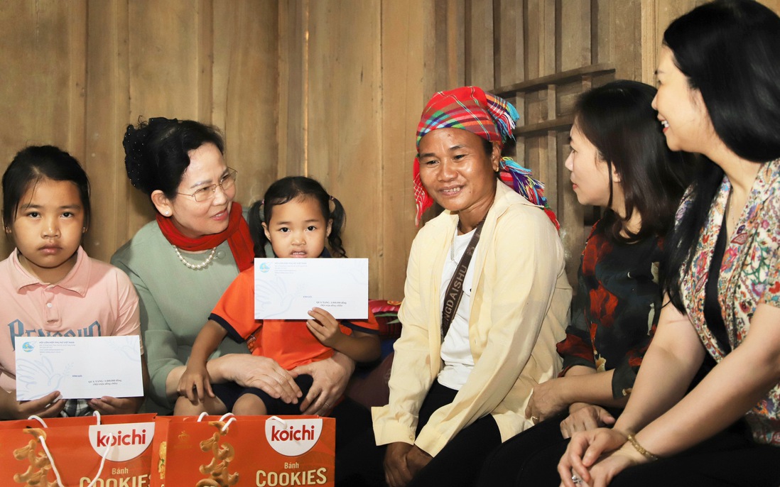Chủ tịch Hội LHPN Việt Nam Lê Thị Thủy động viên, tặng quà trẻ em có hoàn cảnh khó khăn tại Nghệ An
