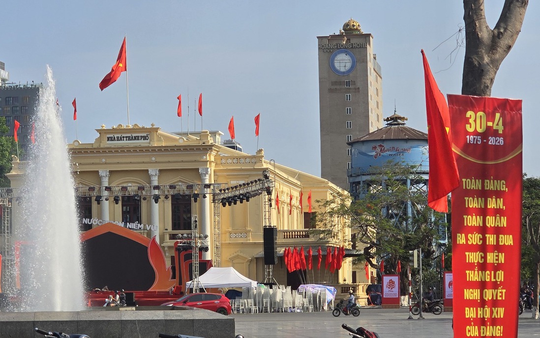 Đường phố Hải Phòng rực rỡ cờ hoa mừng 51 năm Ngày đất nước thống nhất