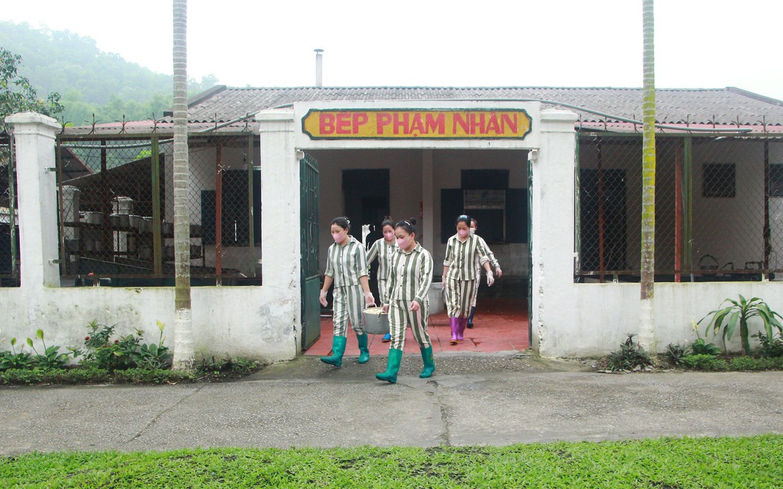 Bữa cơm ngày 30/4 ở trại giam và niềm tin hoàn lương sau song sắt
