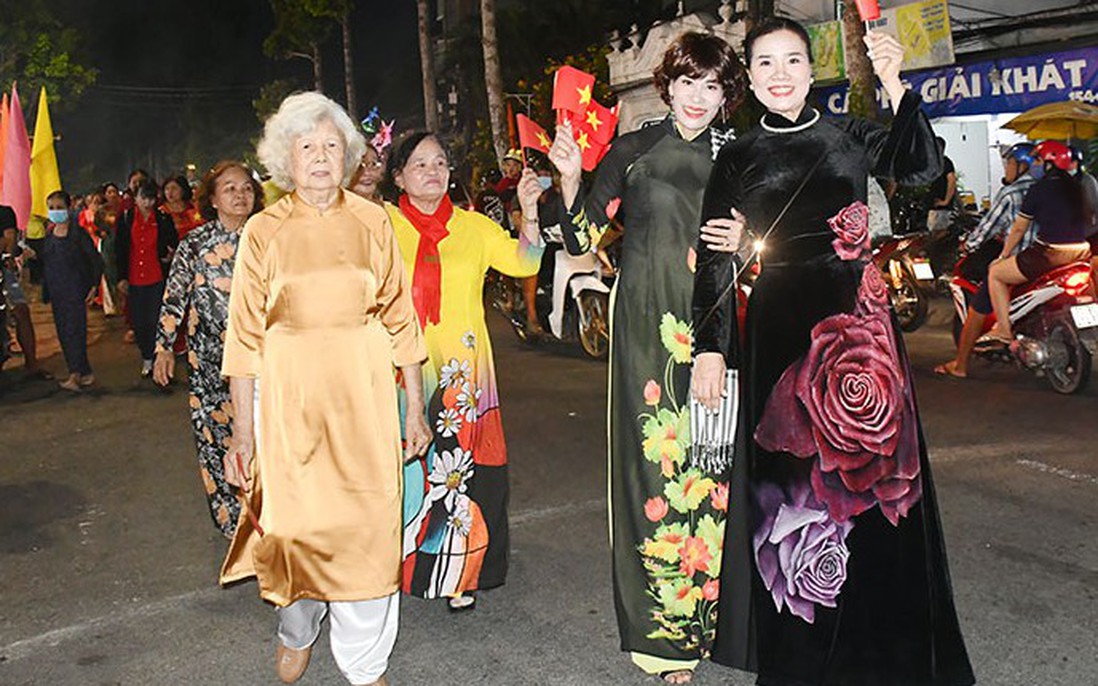 Ngày hội Phụ nữ Bến Tre duyên dáng với áo dài Việt Nam