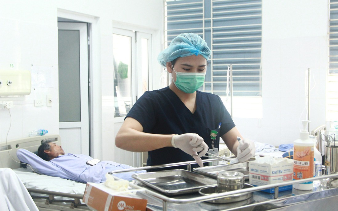 Góc khuất "gánh nặng kép" và những tổn thương vô hình của nữ nhân viên y tế