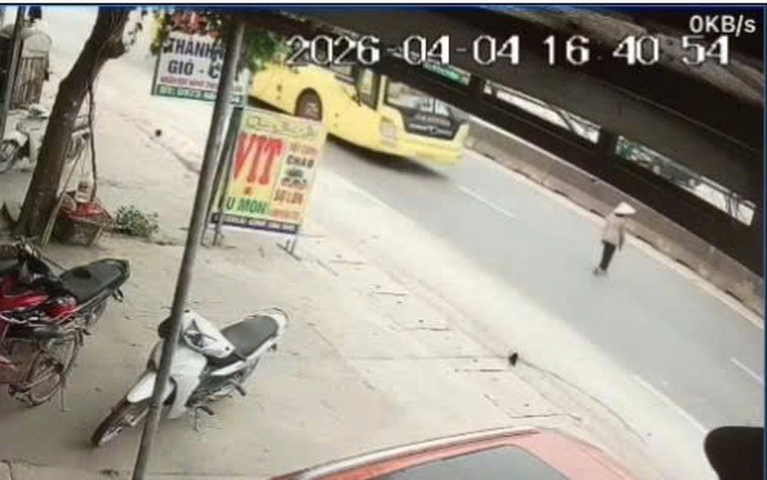 Thanh Hóa: Đi bộ qua đường, cụ bà bị xe khách tông tử vong