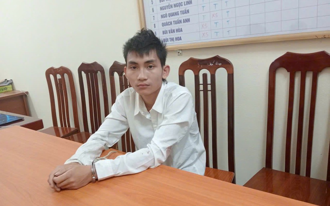 Nam thanh niên đi xe máy "kẹp 3" tông gãy chân CSGT