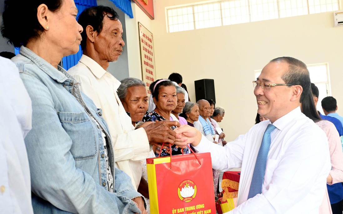 Phó Chủ tịch UBTƯ MTTQ Việt Nam Hoàng Công Thủy thăm, chúc Tết Chôl Chnăm Thmây tại tỉnh Vĩnh Long