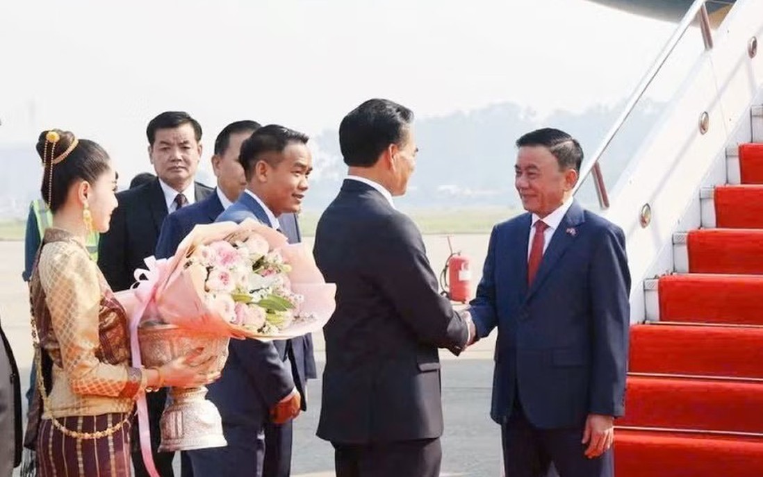 Thường trực Ban Bí thư Trần Cẩm Tú đến Vientiane, bắt đầu thăm chính thức Lào