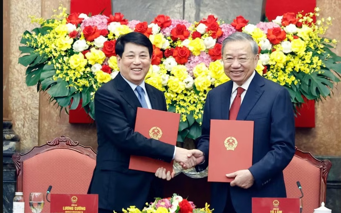 Lễ bàn giao công tác giữa Tổng Bí thư, Chủ tịch nước Tô Lâm và nguyên Chủ tịch nước Lương Cường