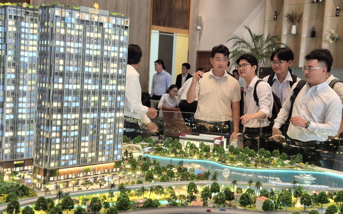 Thanh khoản bất động sản giảm, áp lực nợ tăng