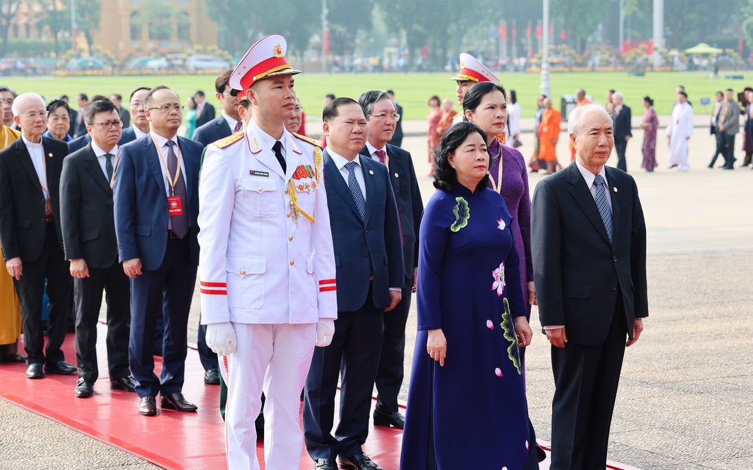 Đoàn đại biểu dự Đại hội MTTQ Việt Nam lần thứ XI vào Lăng viếng Chủ tịch Hồ Chí Minh