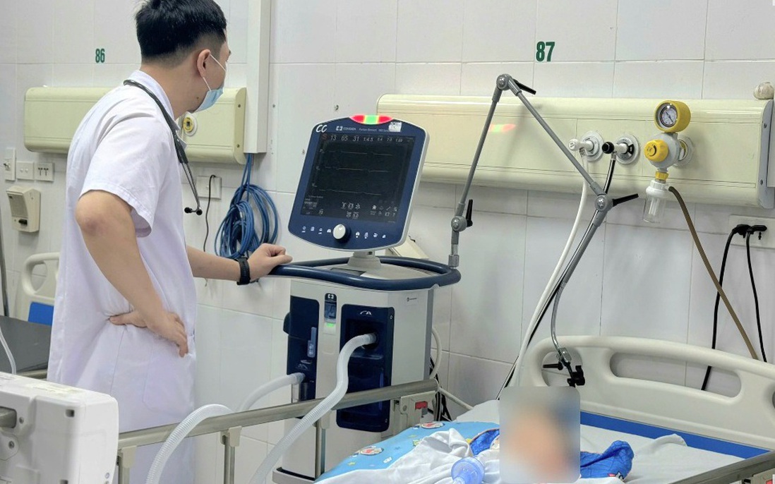 Từ nốt phỏng thủy đậu, bé trai 6 tuổi suy hô hấp, nhiễm khuẩn huyết nguy kịch
