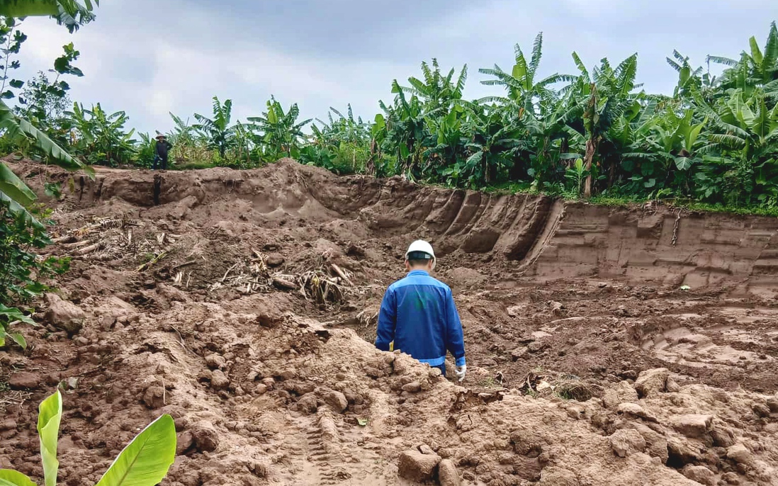 Hưng Yên: Nông dân bàng hoàng khi hàng ngàn mét ruộng biến thành hố sâu lút đầu