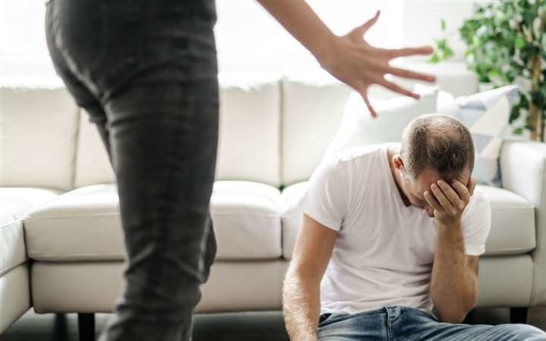 Nam giới bị bạo lực gia đình có xu hướng gia tăng: Đừng chọn cách im lặng!
