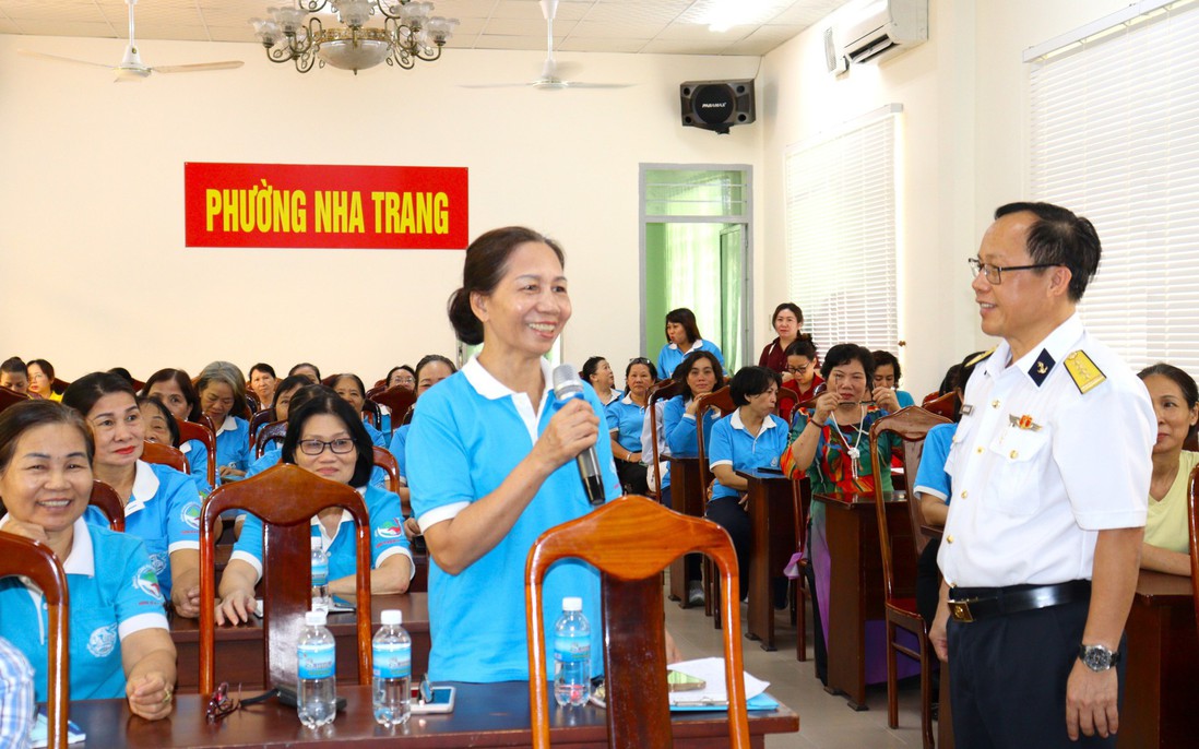 Tuyên truyền về biển, đảo đến cán bộ Hội LHPN phường Nha Trang