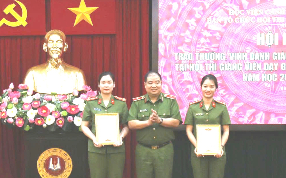 Khen thưởng các nữ giảng viên đoạt giải Hội thi dạy giỏi Học viện Cảnh sát nhân dân