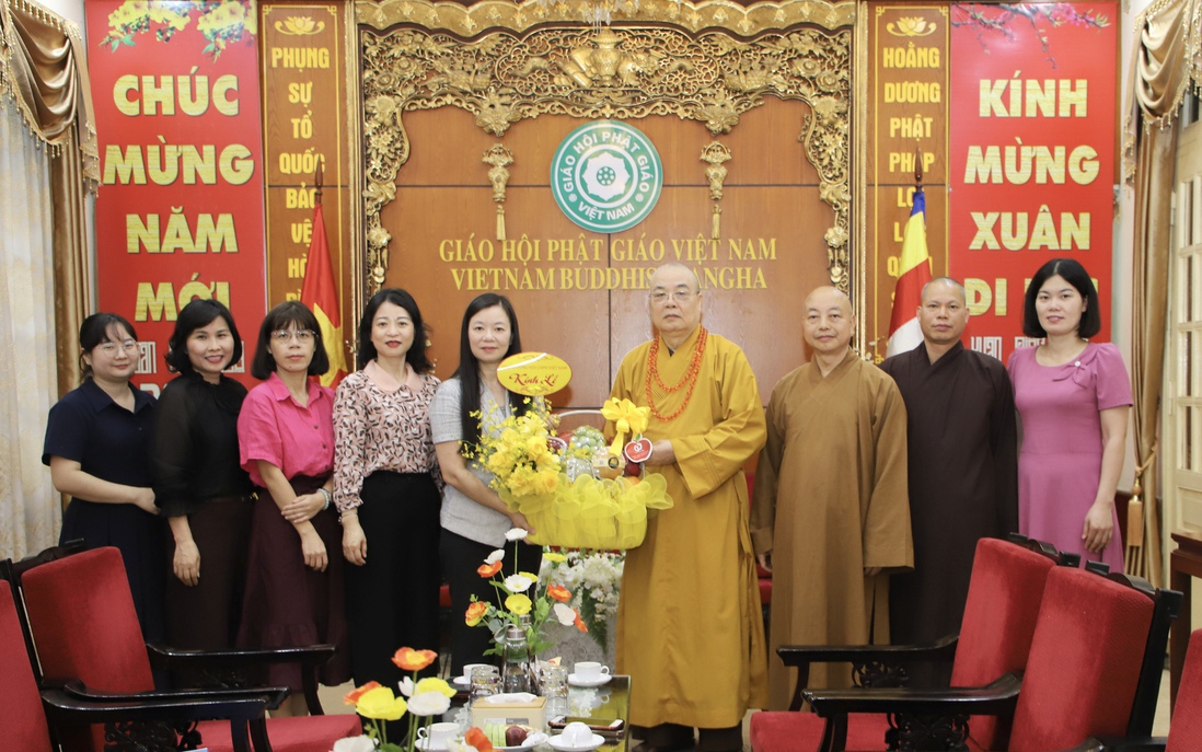 Phó Chủ tịch Hội LHPN Việt Nam Nguyễn Thị Thu Hiền chúc mừng Đại lễ Phật đản