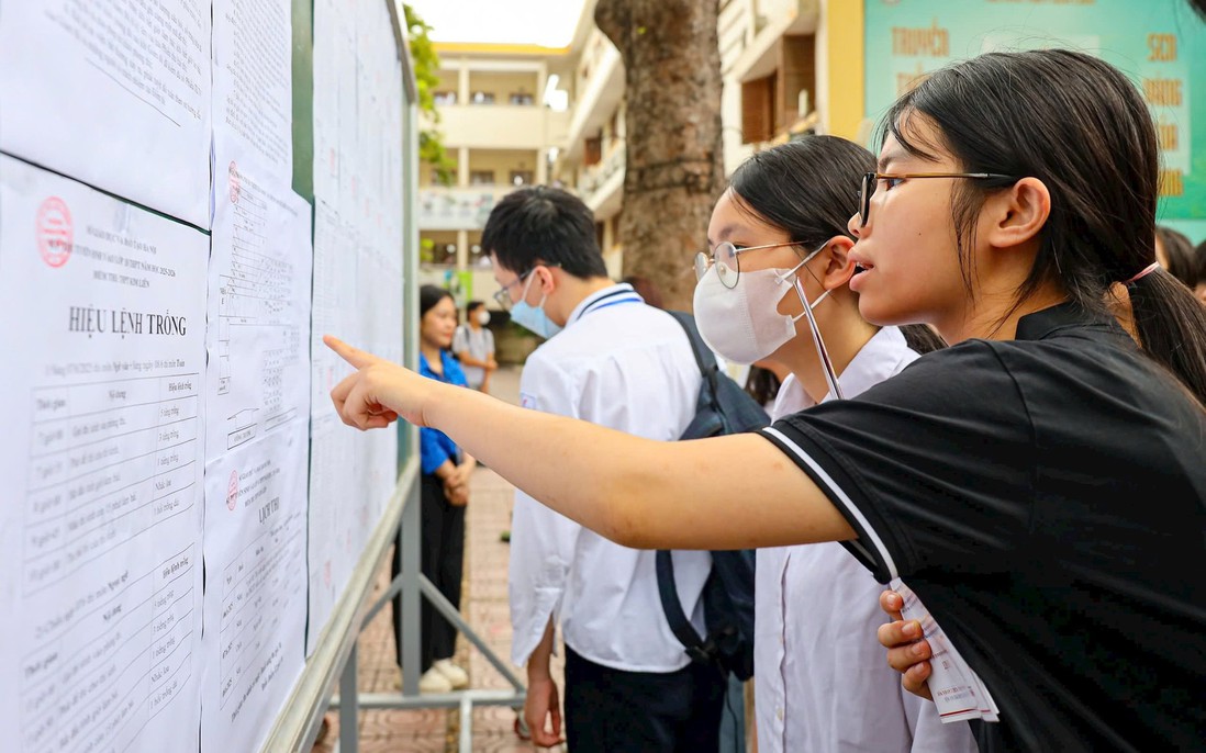 Áp lực thi lớp 10 ở Hà Nội: Phụ huynh, học sinh "nín thở" vì căng thẳng 