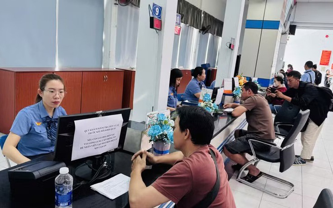 Hành khách đi tàu tự làm thủ tục đổi vé trực tuyến mà không cần ra ga