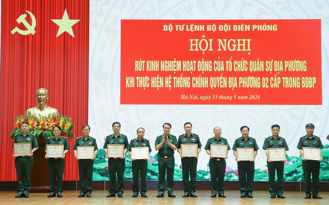 Khen thưởng tập thể, cá nhân xuất sắc thực hiện chính quyền địa phương 2 cấp trong Bộ đội Biên phòng