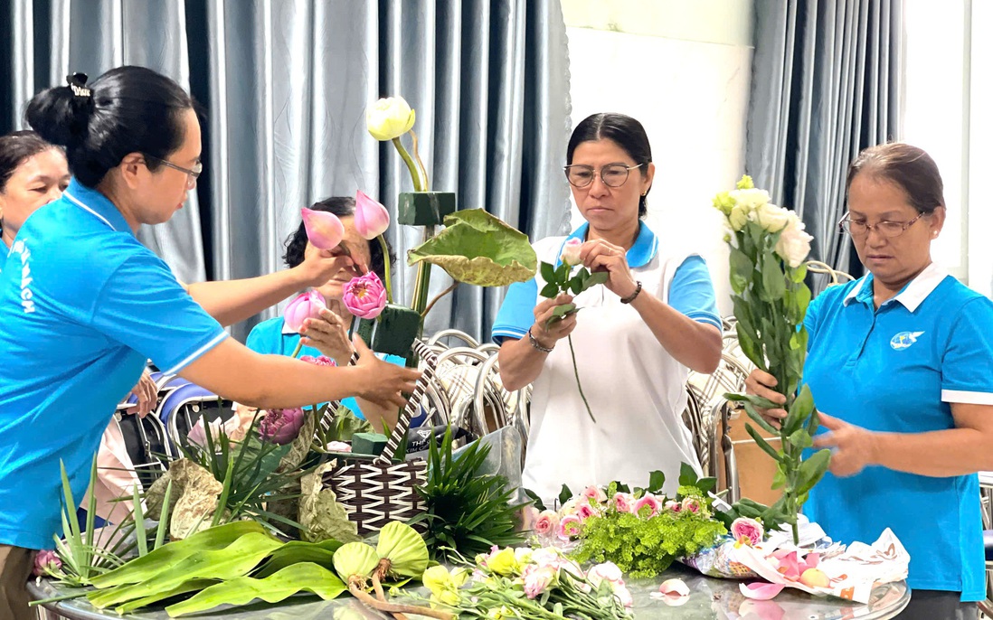 TPHCM: Phụ nữ xã Bàu Bàng thi cắm hoa mừng sinh nhật Bác