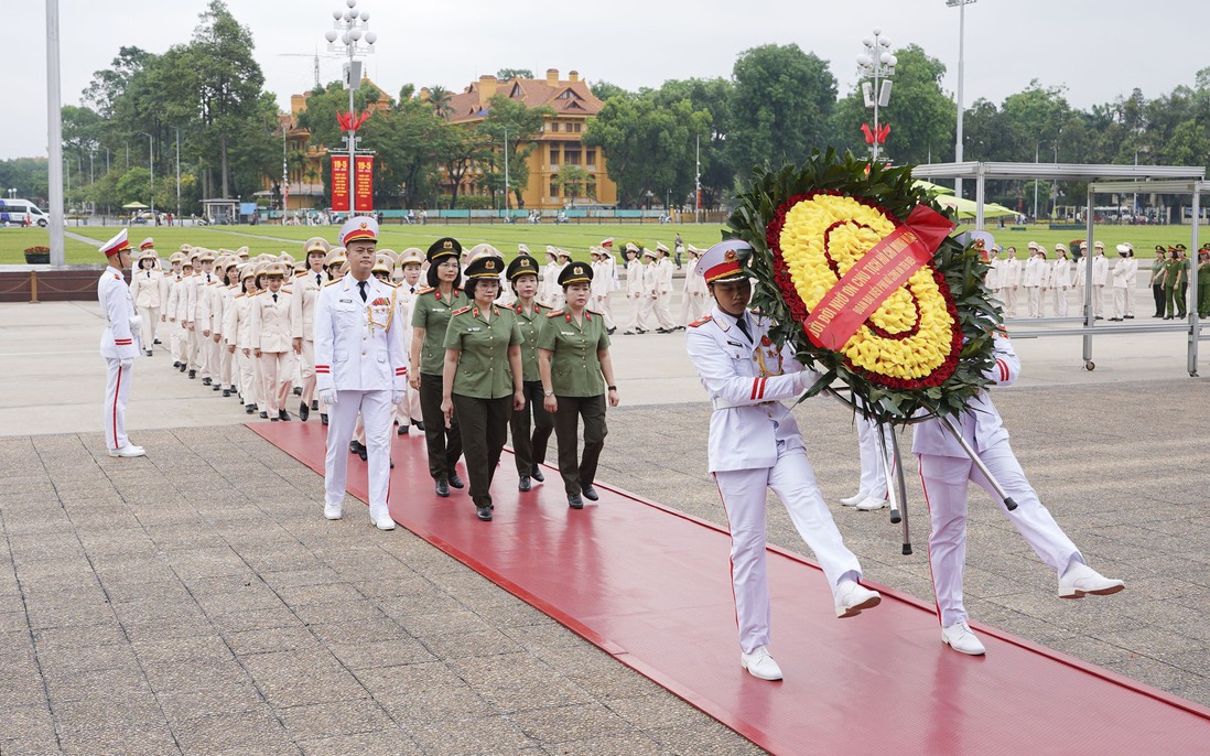 Đoàn đại biểu Phụ nữ Công an nhân dân vào Lăng viếng Bác, dâng hương tại Tượng đài Võ Thị Sáu