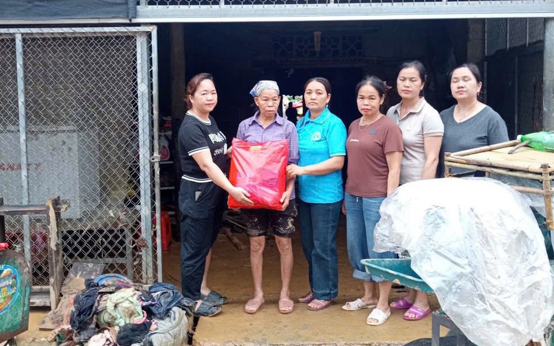 Cán bộ, hội viên phụ nữ Cao Bằng chung sức hỗ trợ người dân khắc phục hậu quả mưa lũ
