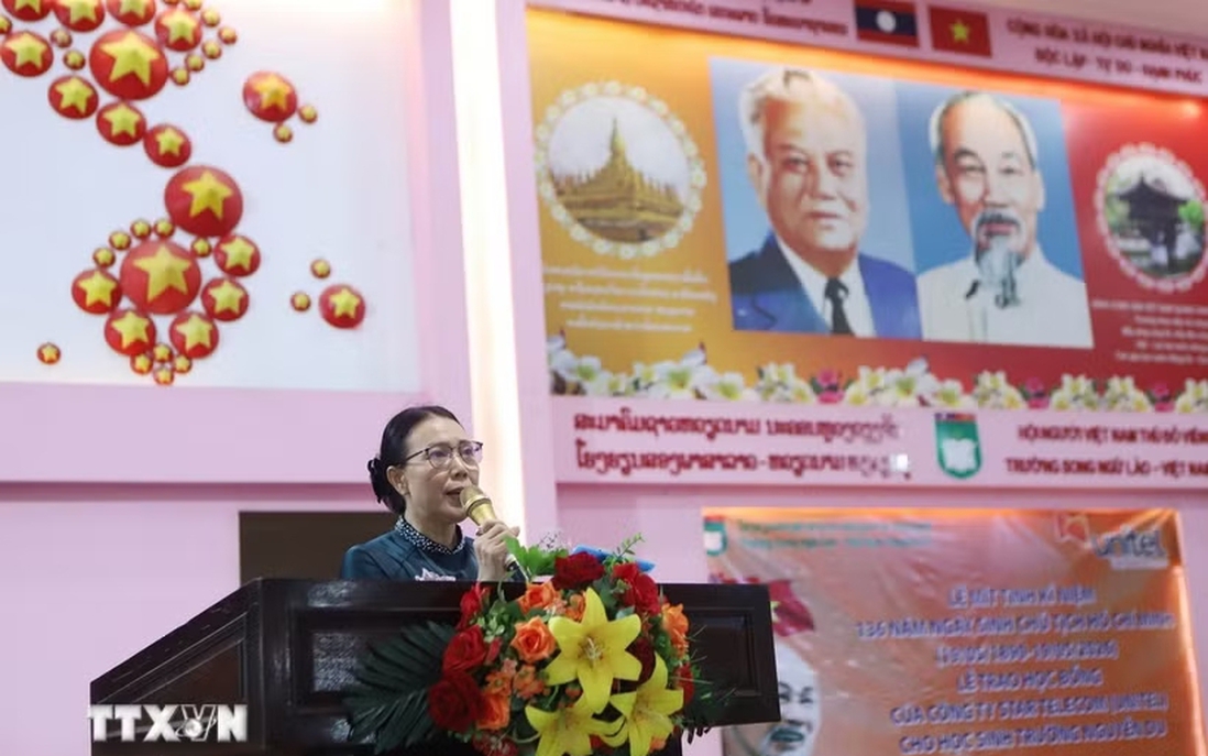Trường Song ngữ Lào-Việt Nam Nguyễn Du tổ chức kỷ niệm Ngày sinh Bác Hồ