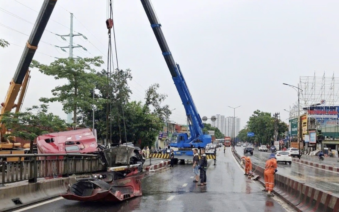 Hải Phòng: Xe container lật nghiêng do đâm vào lan can cầu vượt