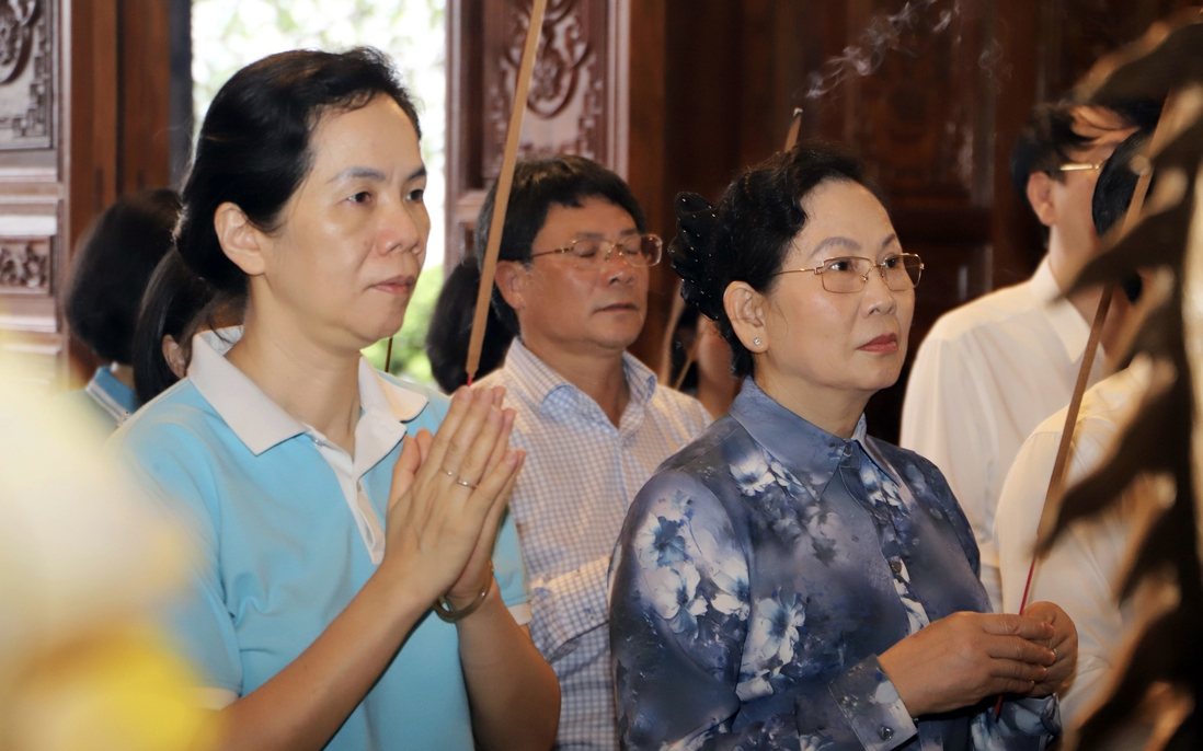 Chủ tịch Hội LHPN Việt Nam Lê Thị Thủy dâng hương tại Bến tàu không số K15, Hải Phòng