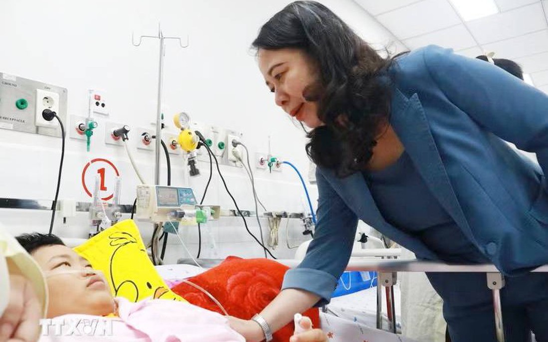 Phó Chủ tịch nước Võ Thị Ánh Xuân thăm, tặng quà bệnh nhi tại TPHCM