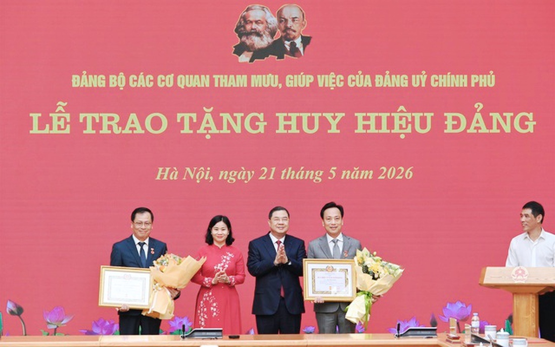 Phó Thủ tướng Thường trực Phạm Gia Túc trao Huy hiệu Đảng cho đảng viên Đảng bộ Chính phủ