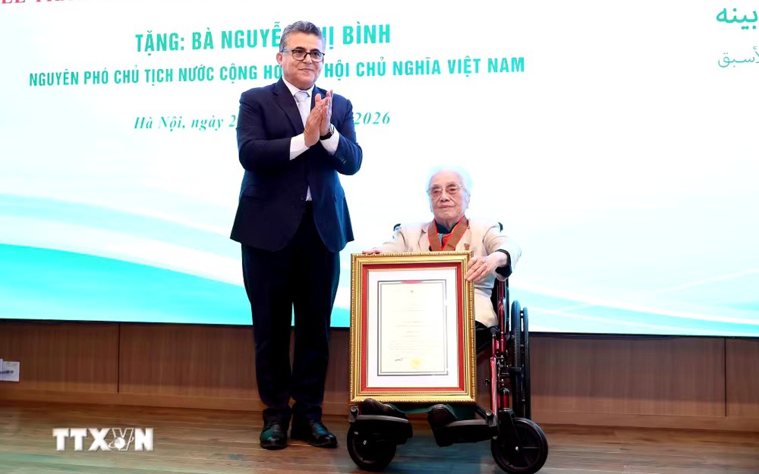 Trao Huân chương Ngôi sao Công trạng tặng nguyên Phó Chủ tịch nước Nguyễn Thị Bình