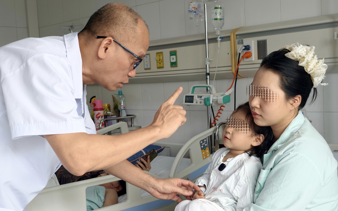 Que xiên thịt đâm xuyên vùng mắt bé gái 2,5 tuổi, gần chạm nền sọ não